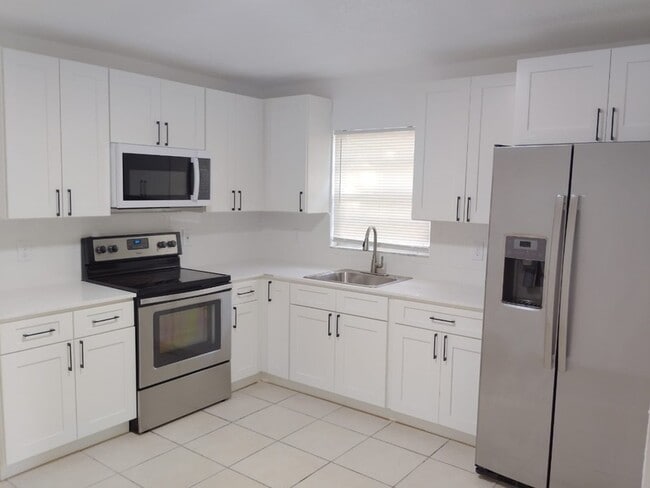 Building Photo - 1729 Birchwood Cir
