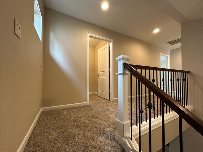 Building Photo - Gorgeous 4 Bed, 2.5 Bath Tuscany Home!