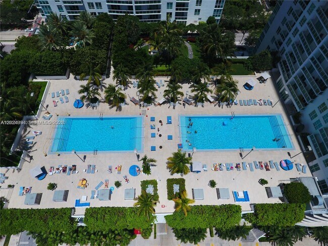 Building Photo - 950 Brickell Bay Dr