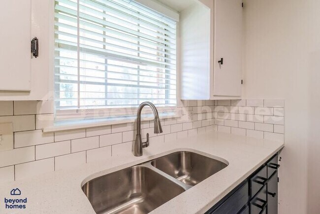 Building Photo - 3-Bedroom Home with Modern Updates and Spacious Yard - Ready for Move-In!