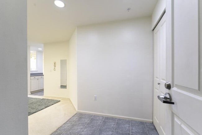 Building Photo - 2 bedroom in Seattle WA 98105