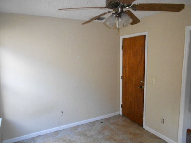 Building Photo - 3 Bedroom, 2.5 Bath off of Mission Road! Available August 2026!