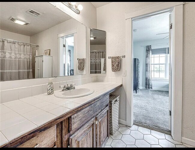 Building Photo - 1150 60th Ave NE