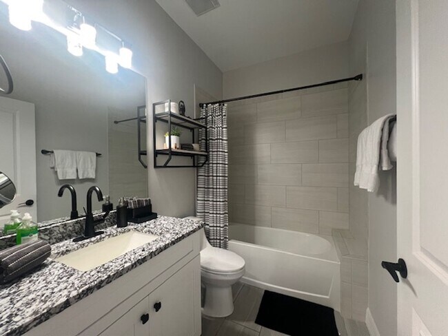 Building Photo - Stunning furnished Pool Home for Rent in N...