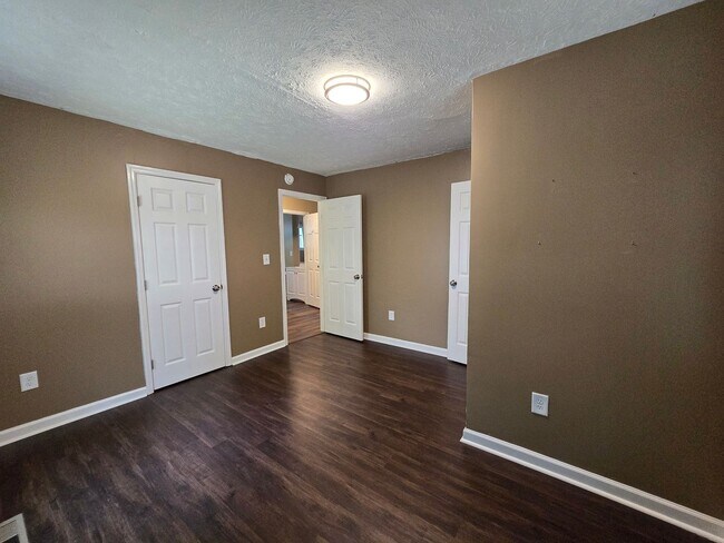 Building Photo - 707 Miller Ave
