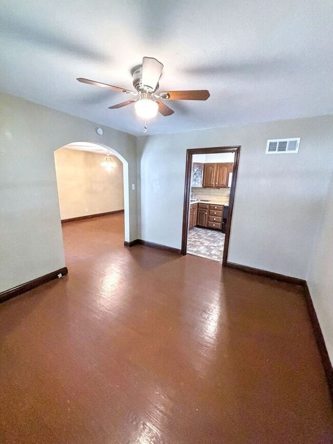 Building Photo - Adorable 2-Bedroom Home with Great Space /...