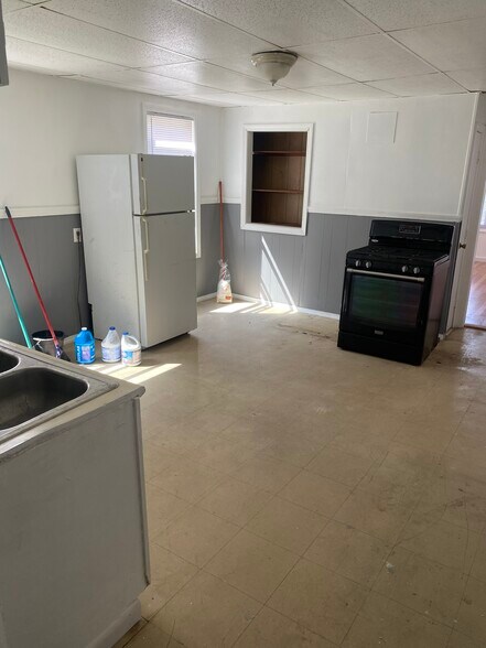 Kitchen - 8 E Kendall St