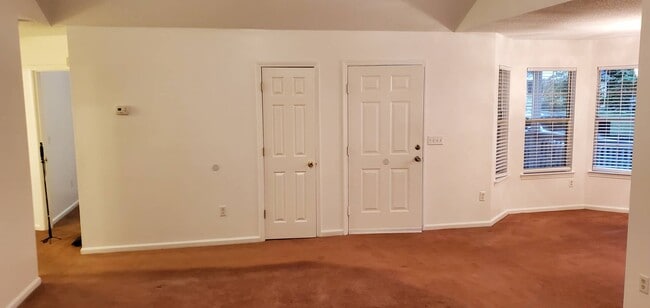 Building Photo - 5 Silver Spur Ct