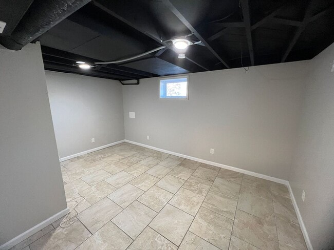 Building Photo - Move-In Ready 3-Bed Home with Downstairs B...