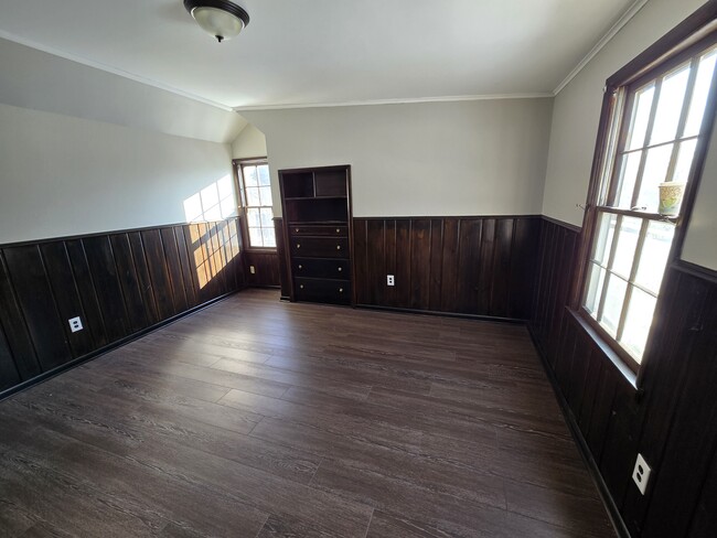 Building Photo - 1305 Collegewood St