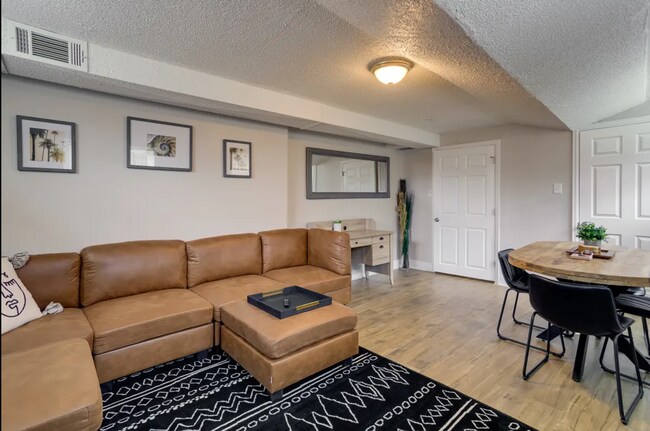 Building Photo - Updated 2BD, 1BA Half-Duplex in North Park...