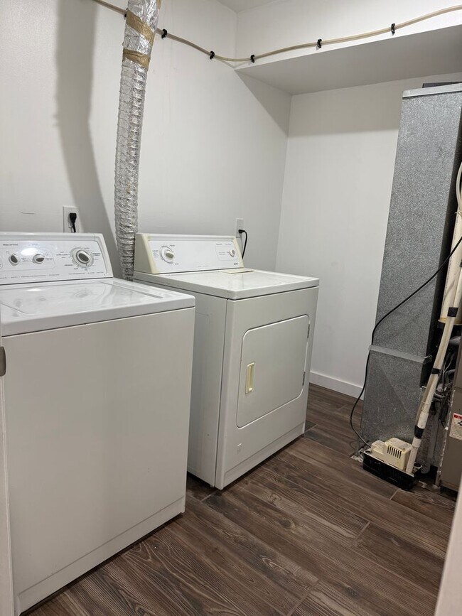 Building Photo - For Rent – 2 Bedroom, 1 Bathroom Apartment...