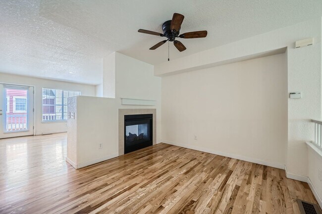 Building Photo - SW Longmont Townhome