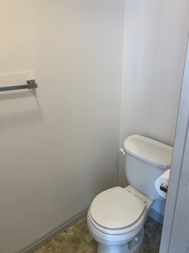 Building Photo - 2 bed 1.5 bath unit in the Meadows