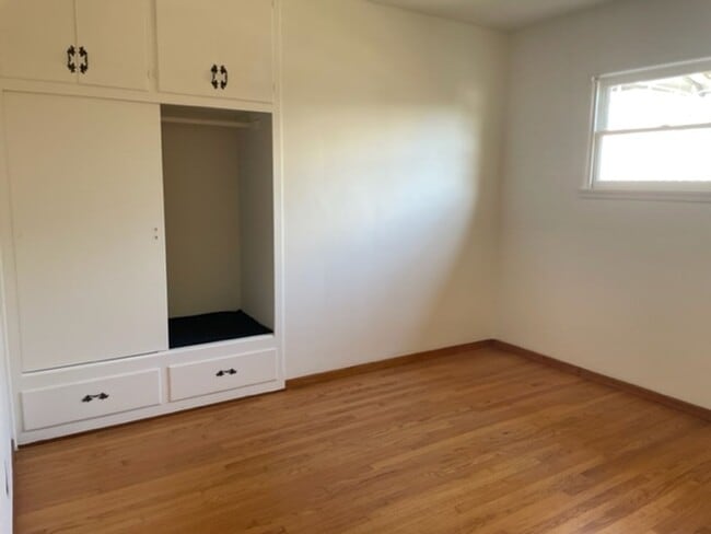 Building Photo - 3 bdr 2 bath Home on Huge lot.