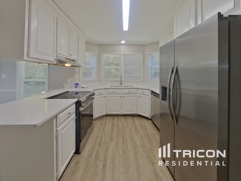 Building Photo - 5909 Edinborough Dr