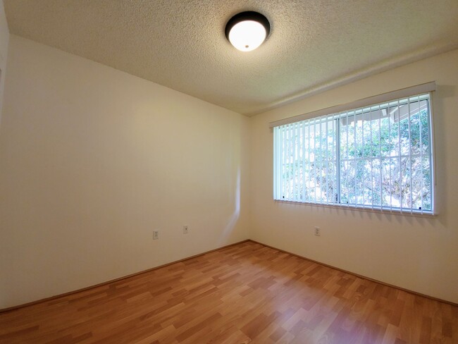 Building Photo - Available May 12, 2025 | 2 Bedroom, 2 bath...