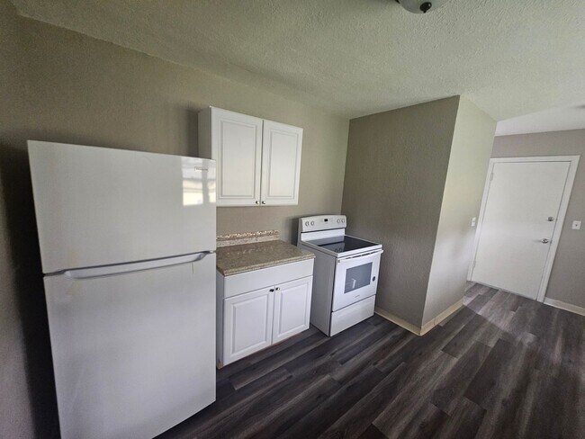 Building Photo - 800-802 E 75th Terrace - Duplex