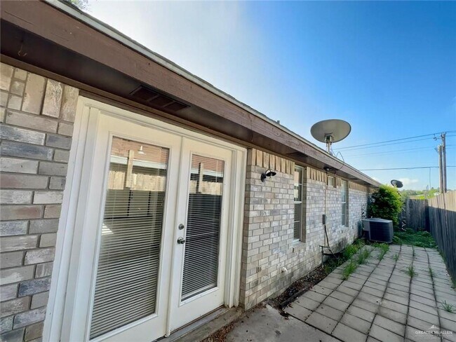 Building Photo - 17 Mynah Ave