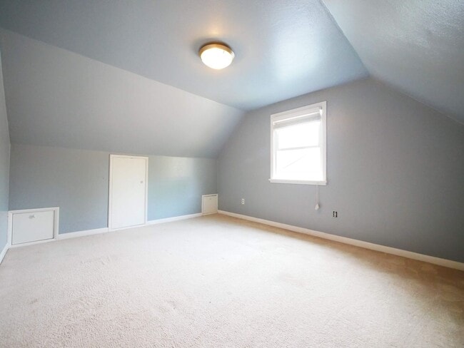 Building Photo - 5 BED & 2.5 BATH SINGLE FAMILY HOUSE FOR RENT