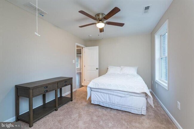 Building Photo - 1201 Regal Ln