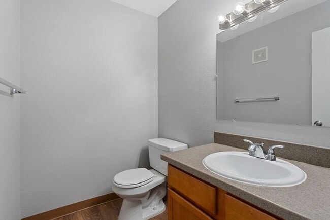 Building Photo - Amazing 3 bedroom available soon! Apply NOW!! 503-664-4101