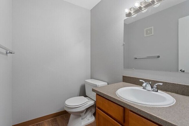 Building Photo - Lovely 2bed/1bath Available Now! Pets OK! Call For Info!