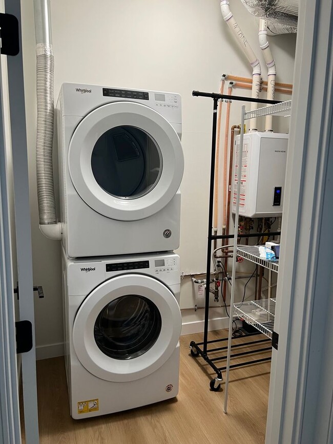 Building Photo - Beautiful 2 Bedroom 2 Bath Apartment on Ma...