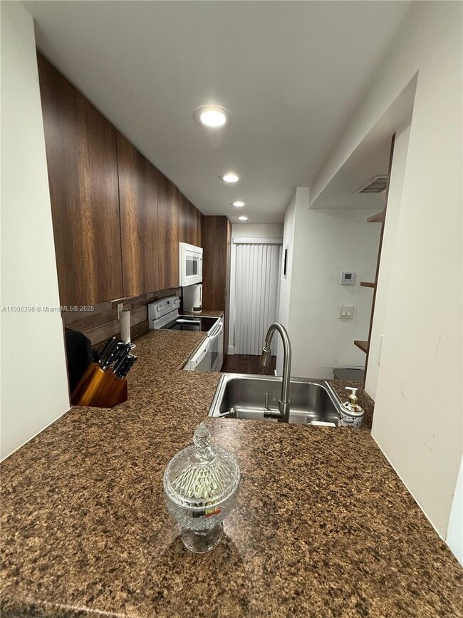 Building Photo - 9220 Fontainebleau Blvd