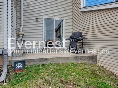Building Photo - Special Offer: Sign an 8-10 month lease term and take advantage of a $500 move-in discount!/2-Bed...