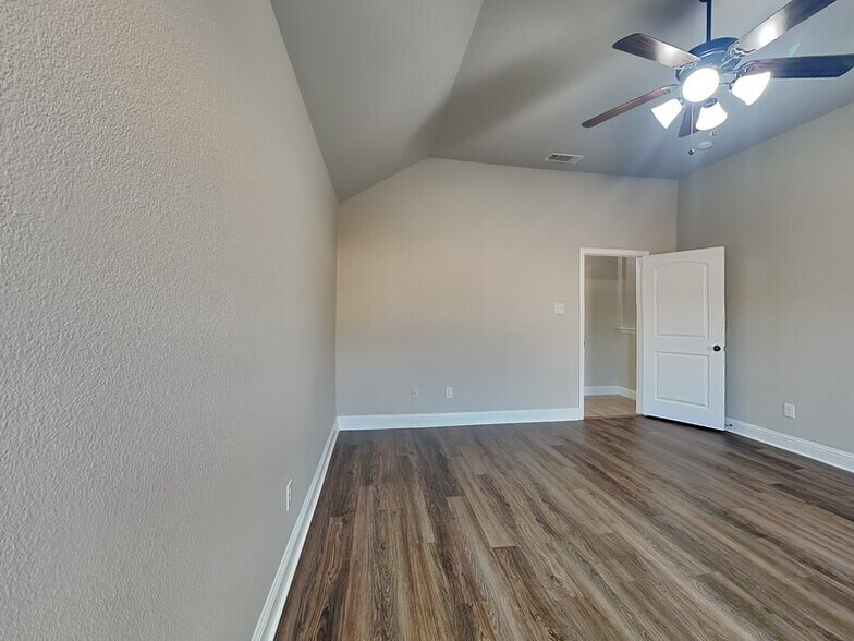 Building Photo - 900 McLynn Ct