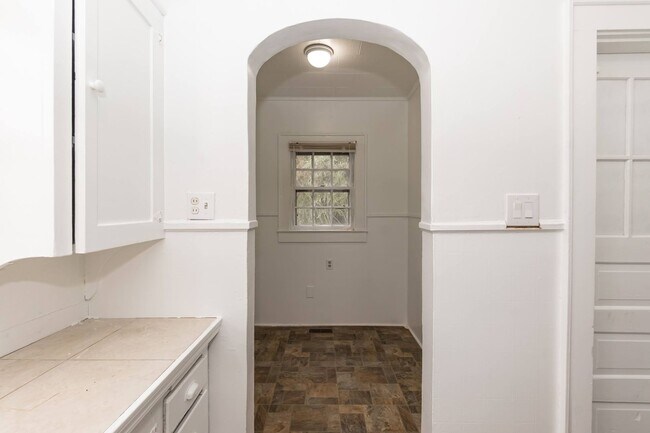 Building Photo - N Main St Duplex