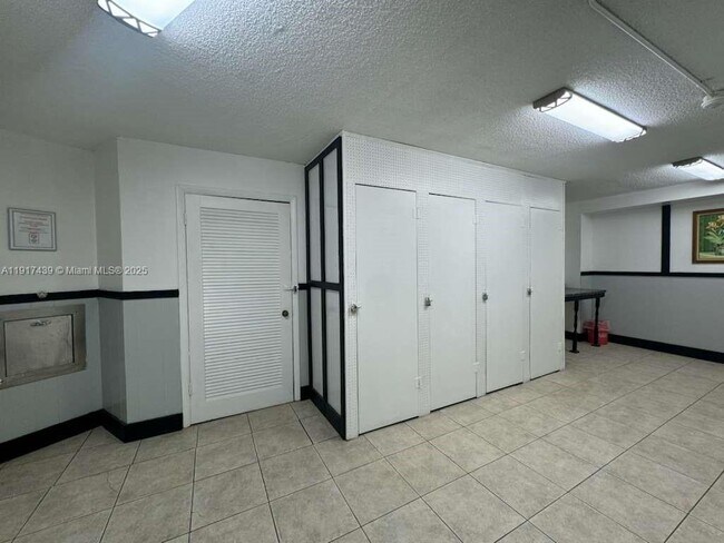 Building Photo - 3730 Inverrary Dr