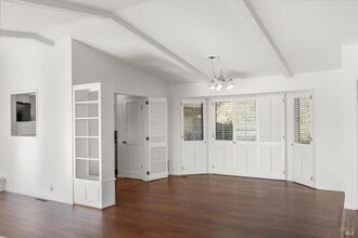 Building Photo - 121 Knoll Pl