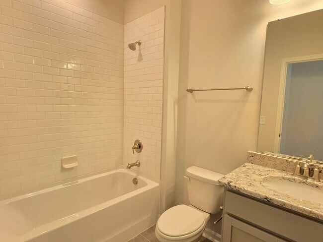 Building Photo - Approx 2700sqft, 5 bed / 3 bath featuring ...