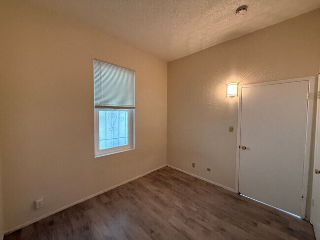 Building Photo - 563 Steiner St