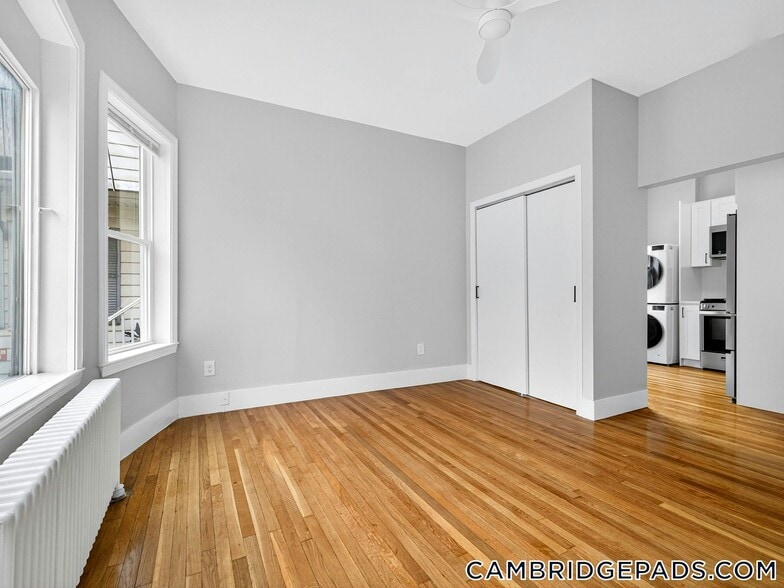 Building Photo - 1576 Cambridge St