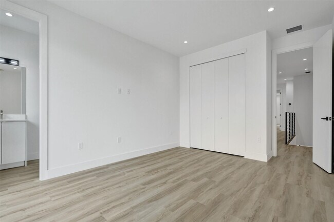 Building Photo - 606 SW 7th Ave