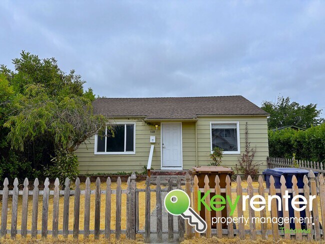 Building Photo - 4 Bedroom 2 Bathroom Tacoma Rental with Ga...