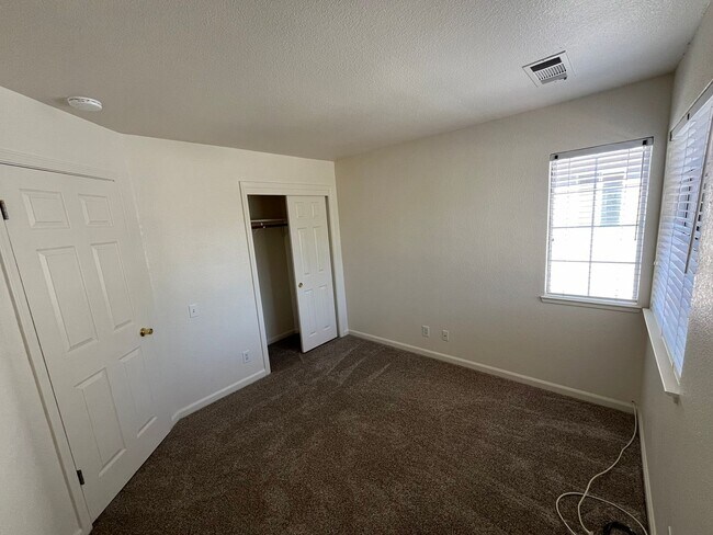 Building Photo - North Modesto Home