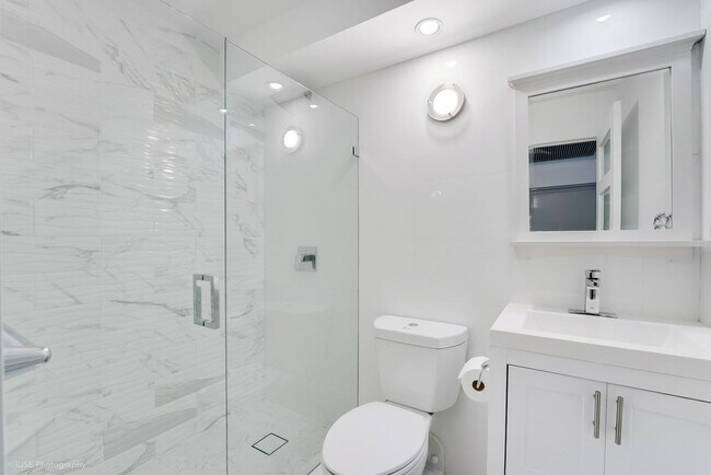 Building Photo - 6039 Collins Ave