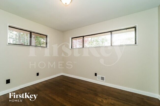 Building Photo - 2625 Sherwood Dr