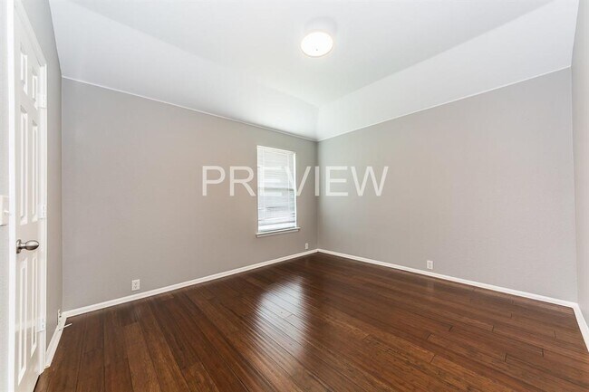 Building Photo - 2504 Prospect Hill Dr
