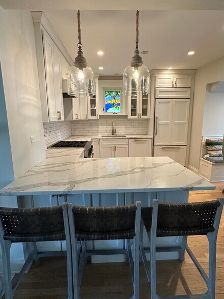 Kitchen island with seating - 761 Cherry St