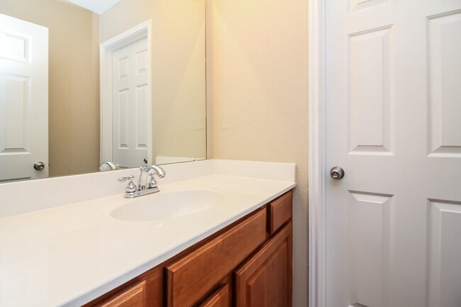 Building Photo - 908 Evergreen Ln