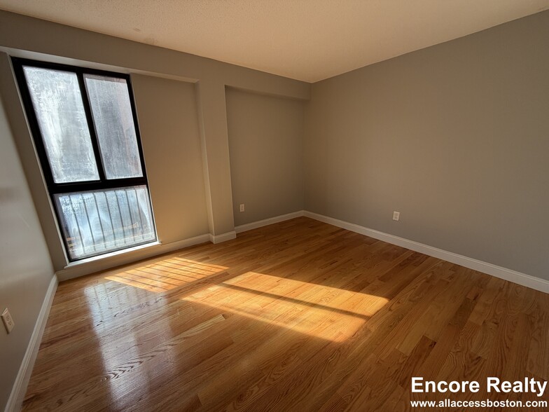 Building Photo - 1850 Beacon St