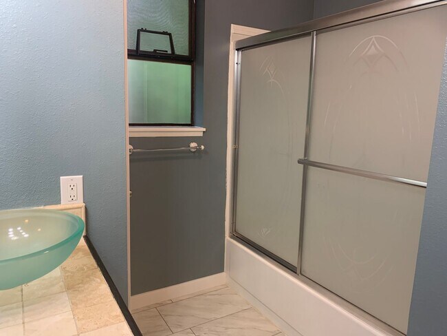 Building Photo - Newly Updated 2 Bed. 2 Bath Home on Fenced...