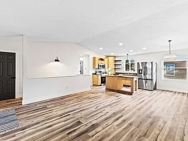 Building Photo - 252-254