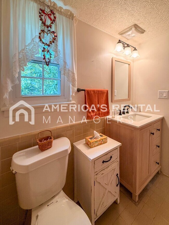 Building Photo - Fantastic 1 Bedroom, 1 Bath Condo for Rent...