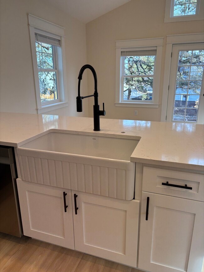 Building Photo - 480 SE Reed Market Rd